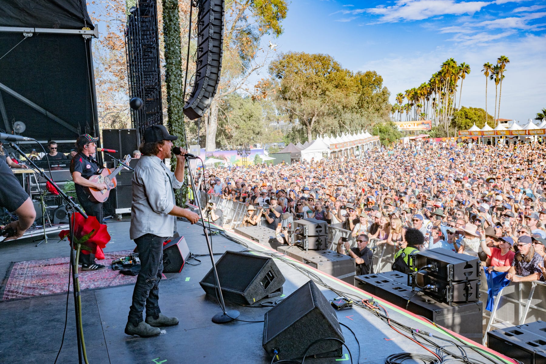Vedder sobe ao palco do Ohana e canta Hunger Strike com Stephen Wilson Jr.